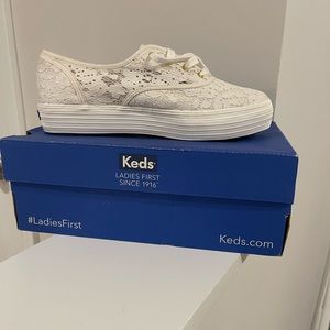 Keds lace double decker tennis shoes